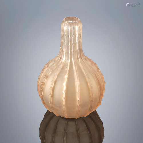 An Early 'Dentele' Vase, designed in 1912 René Lalique (French, 1860-1945)