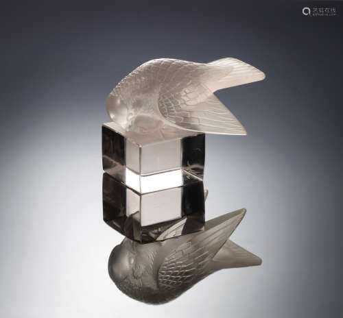 A 'Moineau Sur Socle, Ailes Ouvertes' Paperweight, designed in 1929 René Lalique (French, 1860-1945)