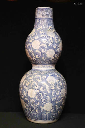 BLUE AND WHITE DOUBLE GOURD VASE