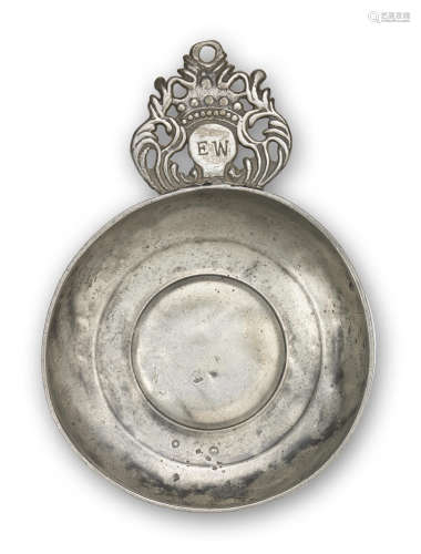 An early 18th century pewter porringer, English, circa 1700 - 20