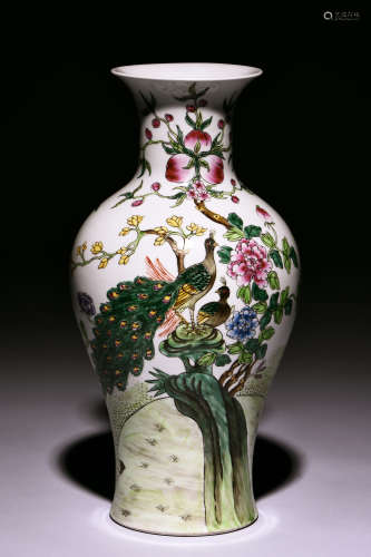 A LARGE 20TH CENTURY VASE DECORATED IN FAMILLE ROSE