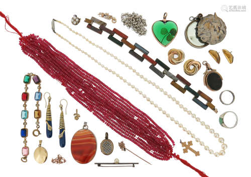 A leather jewellery casket containing assorted items of jewellery, including a string of faceted