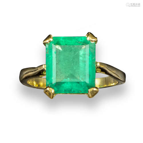 An emerald solitaire ring, the emerald-cut emerald is set in 18ct yellow gold, size Q