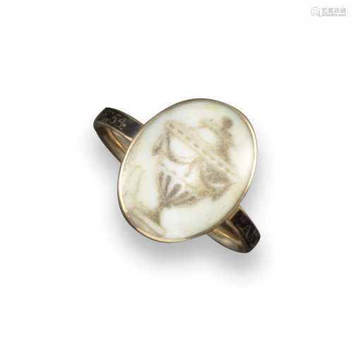 A George III memorial ring, mounted with a glazed oval section with hair depicting a covered urn,