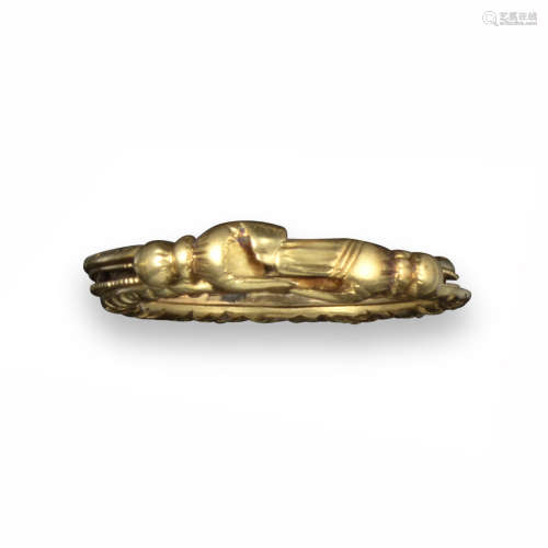 A Regency gold three-section fedé ring, the outer rings terminating with hands which clasp when