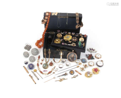 A small jewellery casket with lift-out tray containing various items of jewellery etc, including