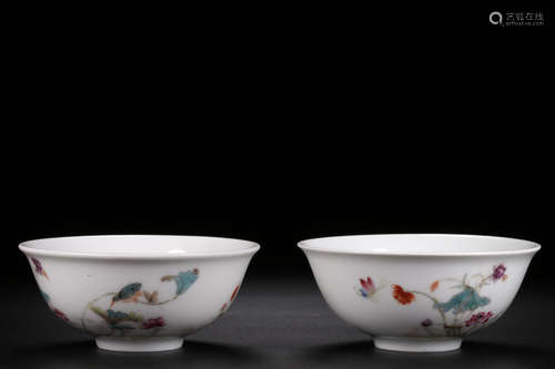 PAIR OF FAMILLE ROSE 'FLOWERS AND BIRDS' BOWLS