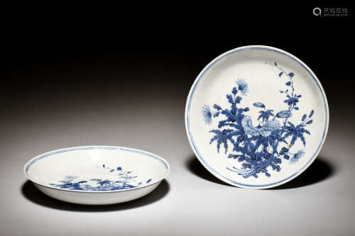 PAIR OF BLUE AND WHITE DISHES