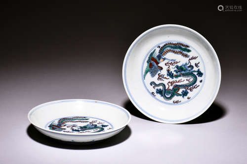 PAIR OF DOUCAI 'DRAGON AND PHOENIX' DISHES