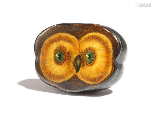 A 19th century papier-mache snuff box, the hinged lid decorated with an owl's head, 7.6cm wide.