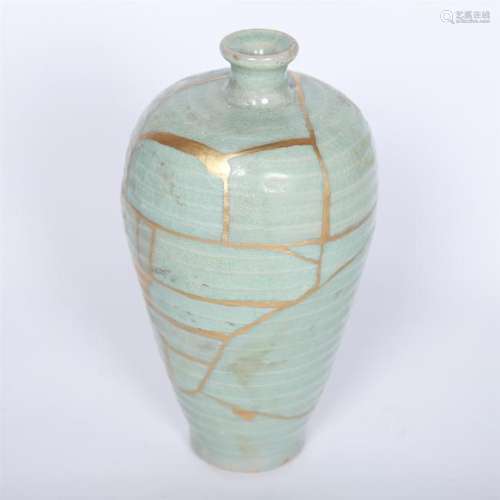 CHINESE PORCELAIN CELADON GLAZE MEIPING VASE