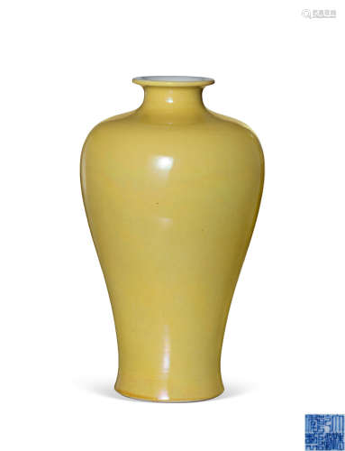 清乾隆 黄釉梅瓶