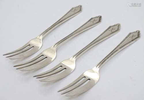 A set of 4 silver cake forks with crossed golf club decoration to handles.