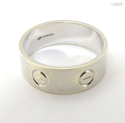 A Gentleman's 9ct white gold ring (10g) CONDITION: Please Note - we do not make