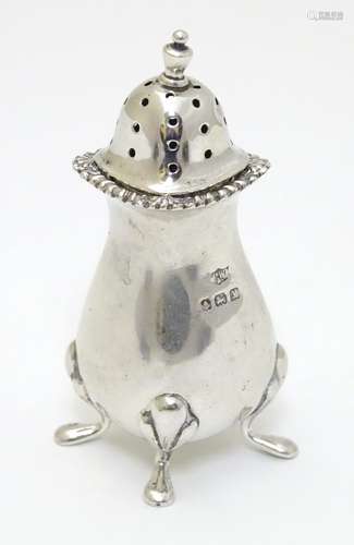 A silver pepperette hallmarked Birmingham 1923 maker Mappin & Webb Ltd.