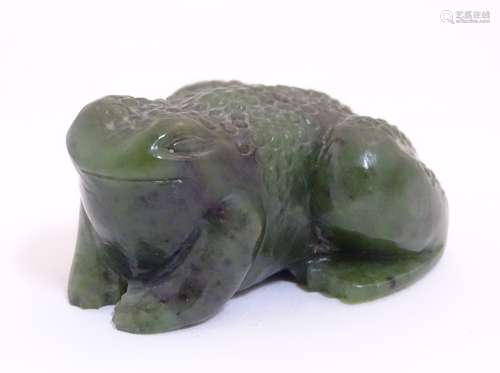 Lee-Roy Mullings of New Zealand: A carved dark green jade model of a toad/frog. Signed under.