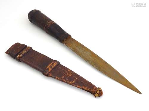 Militaria, Tribal Ethnographica : A late 19th-early 20thC Sudanese hunting knife,