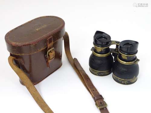 Militaria : A cased pair of WWII / World War 2 RAF binoculars,