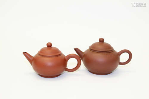 Two Chinese yixing teapots.