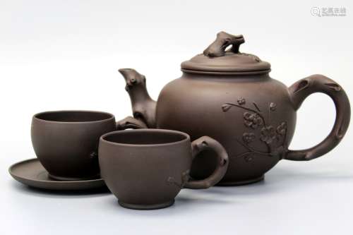 Chinese Yixing teapot and cups.
