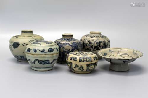 Group of six small Chinese blue and white porcelain