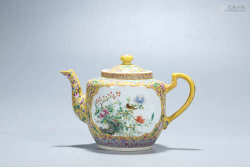 Chinese famille rose porcelain teapot, Xianfeng mark.