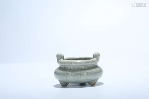 Chinese celadon crackle glaze porcelain incense burner. Qing Dynasty.