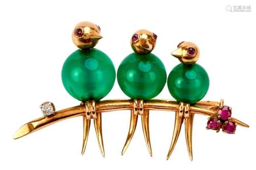 Yellow gold brooch representing 3 parakeets on a b...