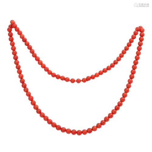 Collier aus Korallenkugelnca. 4,5 mm, endlos aufgezogen, L: ca. 80 cm. Leichte Tragespuren, einzelne