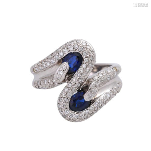 Ring mit 2 oval facettierten Saphiren,elegant umgeben von brillantbesetzter Ringschiene, zus. ca.