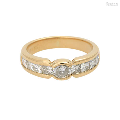 Ring mit Diamanten ca. 1,1 ct,(ovaler Brill. ca. 0,3 ct, Princess-Diam. ca. 0,8 ct), WEISS (H) /