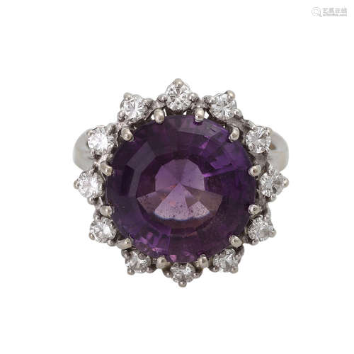 Damenring mit 1 Amethystca. 7 ct umgeben von Brill. zus. ca. 0,36 ct, gute Farbe u. Reinheit, WG