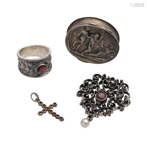 Konvolut: 4 Silberobjektedavon 1 Ring (RW: ca. 57), 1 Brosche (ca. 43 x 33 mm) mit Granaten u. 1