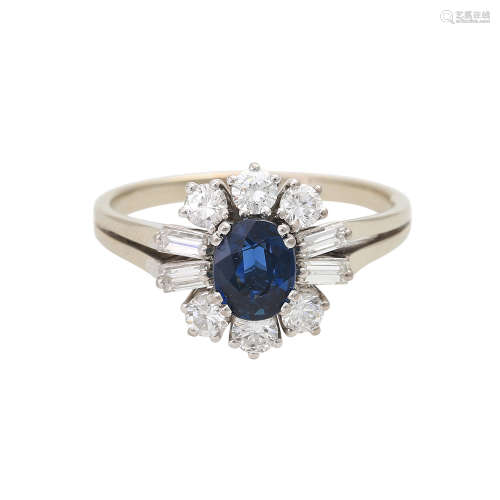 Ring mit 1 Saphir, oval facettiert, umgeben von 6 Brillantenund 4 Diamantbaguettes, zus. ca. 0,6 ct,