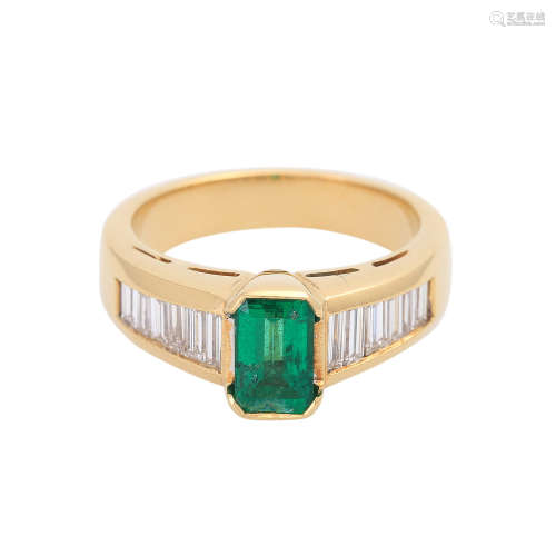 Ring mit 1 Smaragd im achteckigen Treppenschliff, ca. 1 ct,und 12 Diamantbaguettes, zus. ca. 0,76