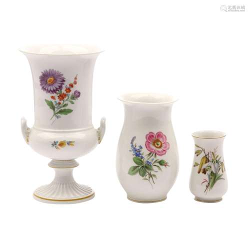 MEISSEN 3 Vasen, 20. Jhd.1 amphorenförmige Henkelvase mit polychromer Blumenmalerei, H. ca. 24cm,