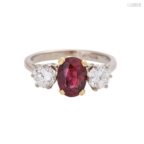 Damenring mit 1 Rubinu. 2 Brillanten zus. ca. 0,9 ct LGW / VS - SI, Rubin ca. 2 ct, GG / WG 18K, RW: