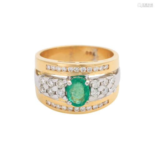 Ring mit 34 Brillanten, zus. ca. 0,65 ct,LGW (I - J) / VSI und 1 oval fac. Smaragd, 7 x 5 mm, GG /