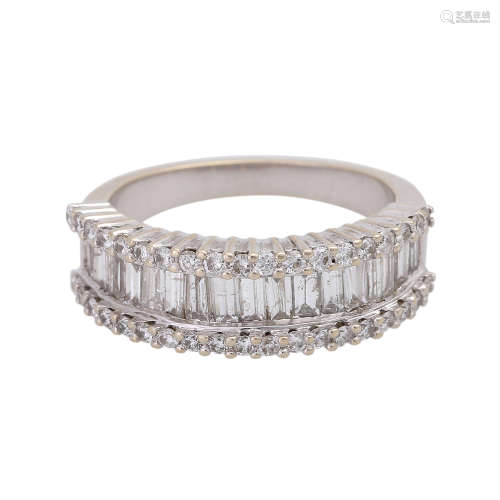 Ring besetzt mit 17 Diamantbaguettes und -trapezensowie 38 Brillanten, zus. ca. 1,2 ct, WEISS -