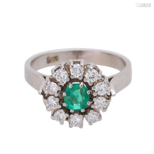 Ring mit 1 Smaragd, entouriert von 10 Brillanten,zus. ca. 0,5 ct, LGW ( I-J ) / VS, WG 14K, RW 56,