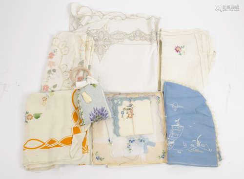 Large quantity of linen and cotton, including napkins, tablecloths, place mats, handkerchiefs and