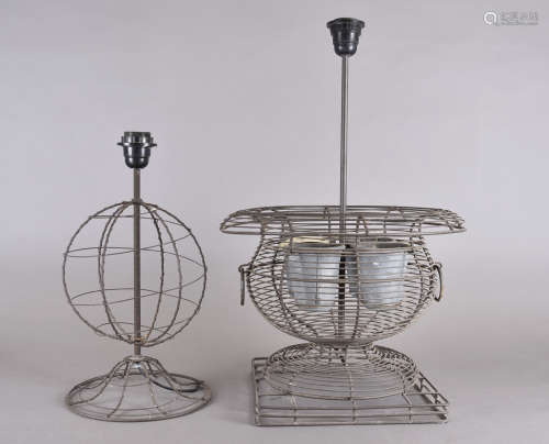 A modern wire mesh table lamp designed by Bernard Forestier, squat rounded urn form on square