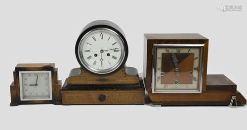 Collection of 20th century English mantle clocks, including a mahogany cased electric mantel clock