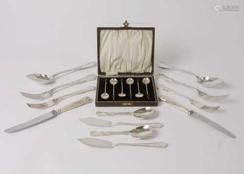 A selection of silver and silver plate cutlery, including a set of tea spoons, Birmingham 1926, in