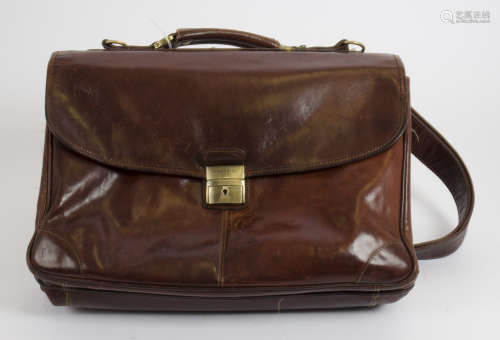A Tumble & Hide brown leather shoulder bag, silk interior with three compartments, metal clasp (af),