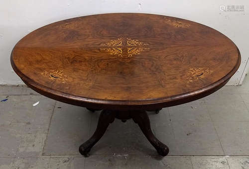 A Victorian walnut mahogany and inlaid loo table, supported by four columns and splayed legs, 119 cm