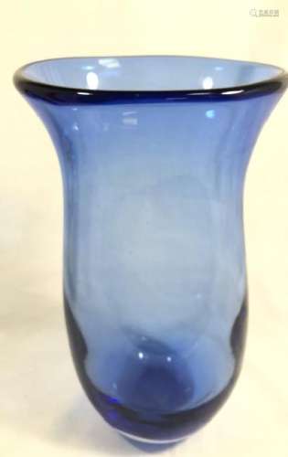 PRETTY VINTAGE BRIGHT BLUE ART GLASS VASE