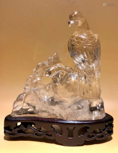 A CRYSTAL CARVED EAGLE ORNAMENT