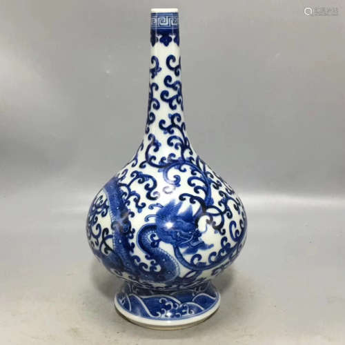 A BLUE AND WHITE DRAGON PATTERN LONGNECK VASE