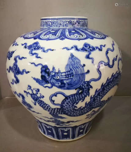 A BLUE AND WHITE DRAGON PATTERN JAR